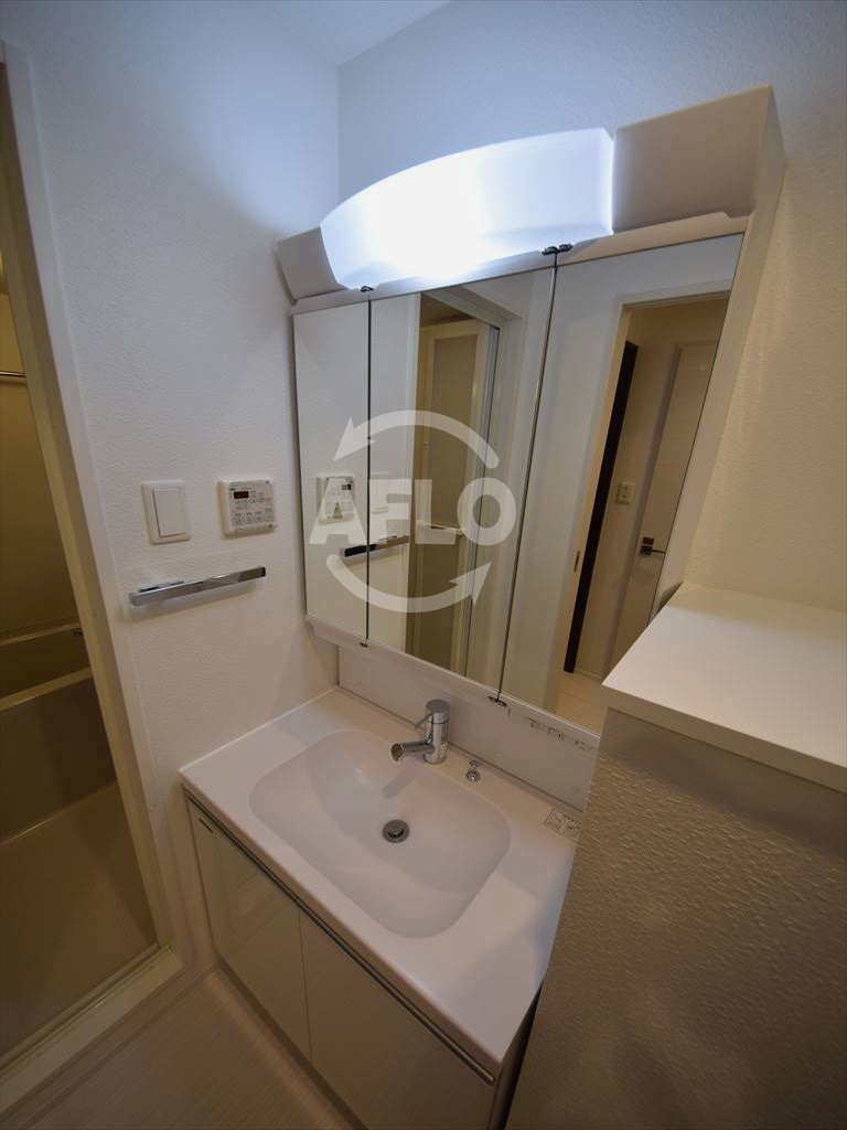 洗面設備　レオンコンフォート本町東II　温水シャワー付洗面化粧台