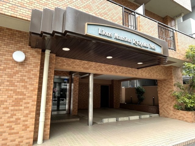 エントランス　落ち着いたエントランスです