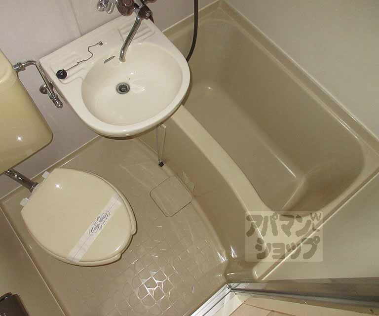 バス・シャワールーム　トイレ、洗面台が一緒になったバスルームです！