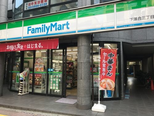 コンビニ　ファミリーマート下落合三丁目店（コンビニ）まで82m