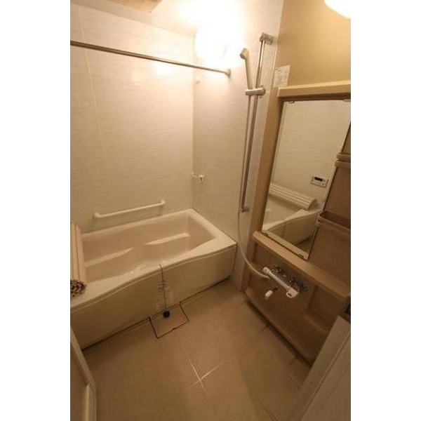 バス・シャワールーム　乾燥機・追焚き付き♪