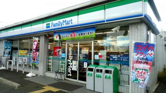 コンビニ　ファミリーマート泉佐野高松東店（コンビニ）まで232m