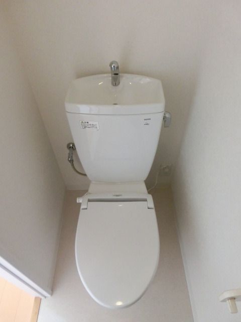 トイレ　上部収納完備の綺麗なトイレ