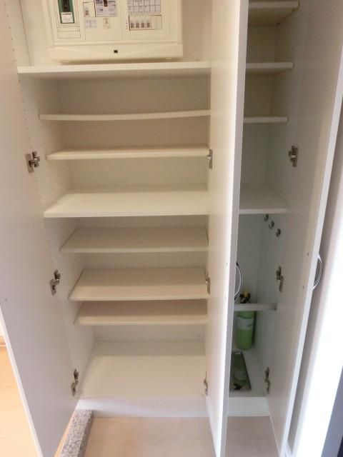 玄関　トールタイプのシューズＢＯＸ完備の明るい玄関