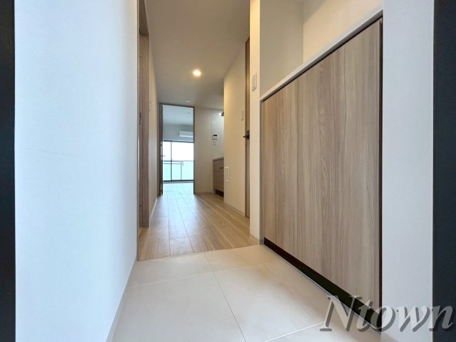 玄関　明るい色調の室内です