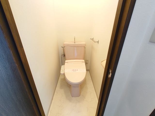 トイレ　快適な洗浄暖房便座付き