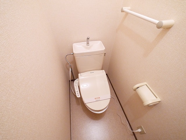 トイレ　落ち着いた色調のトイレです