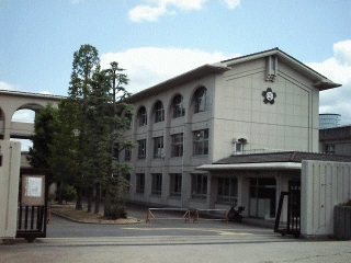 小学校　精華町立山田荘小学校（小学校）まで372m