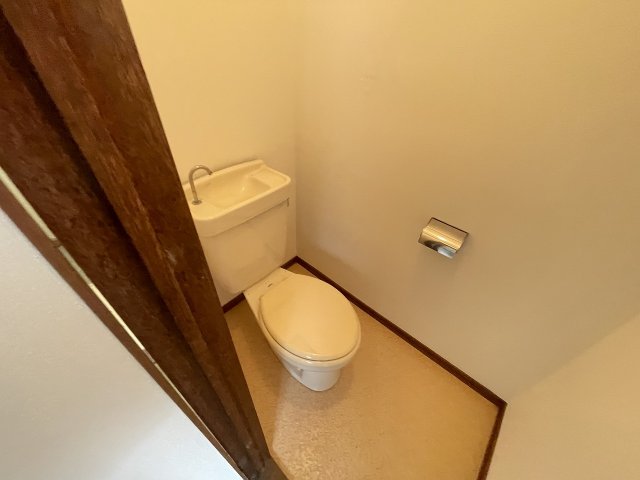 トイレ　落ち着いた色調のトイレです
