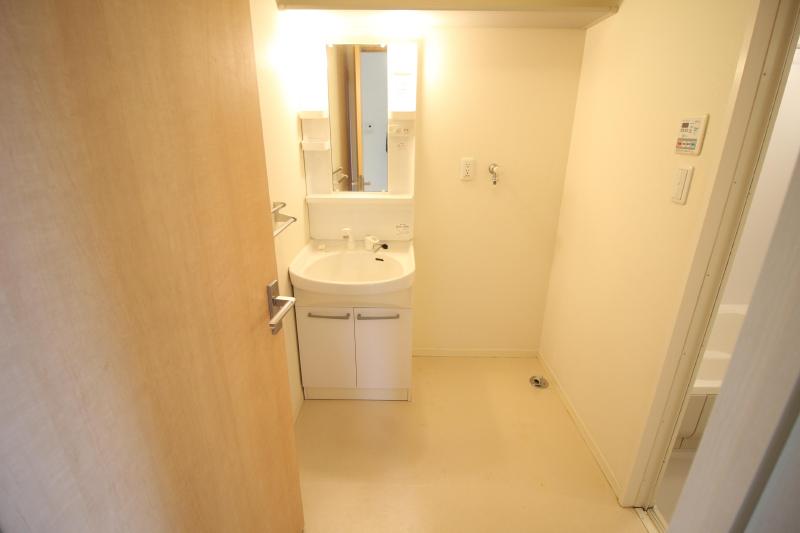 洗面設備　2　洗面脱衣所　シャワー洗面台付き