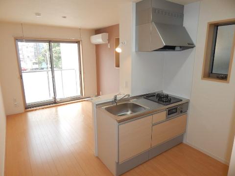 キッチン　ガスコンロとグリル付システムキッチン