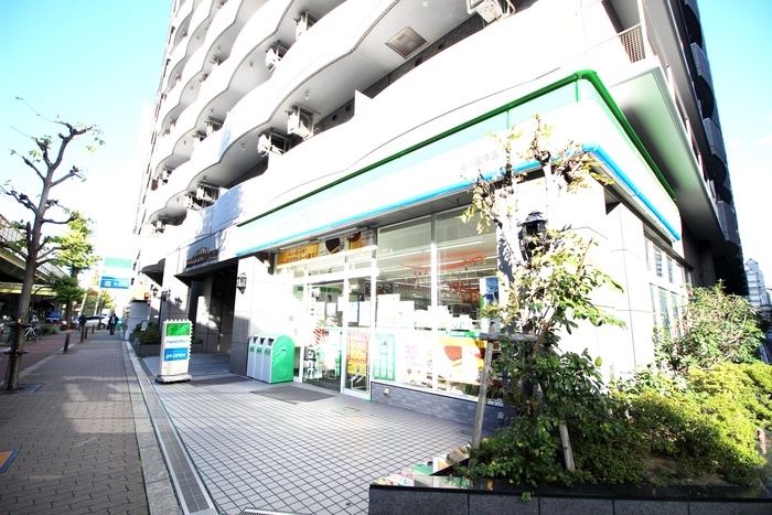 コンビニ　ファミリーマート（コンビニ）まで20m