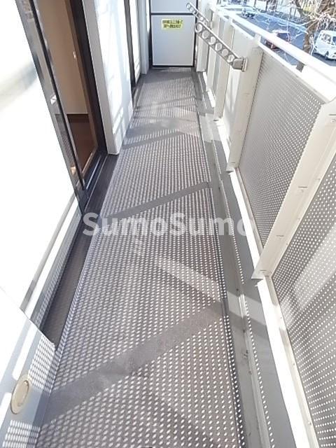 バルコニー　暖かな日差しのふりそそぐバルコニー