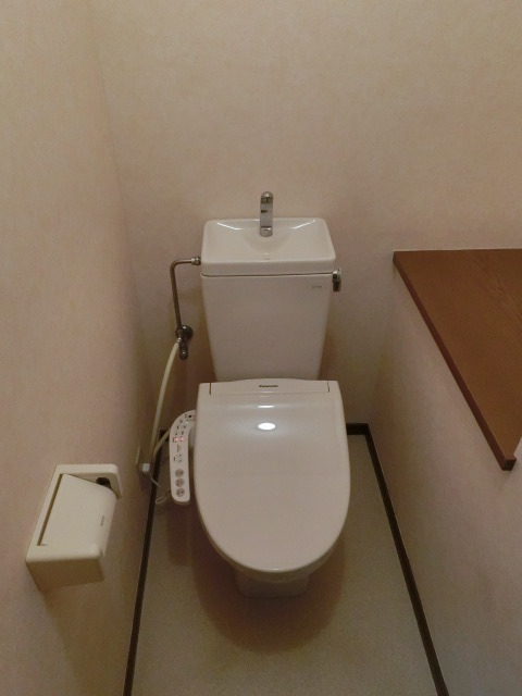 トイレ　この棚はきっと漫画置に。。　こもりすぎ注意ですね。