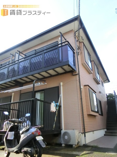 建物外観　ショッピングセンター裏の路地の奥にひっそりと佇んでおります。