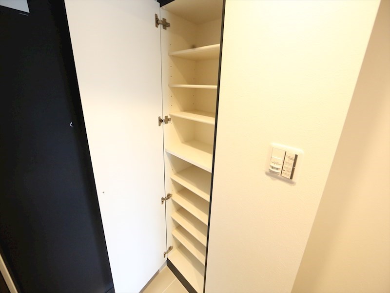 玄関　玄関　シューズボックス付（収納充実してます）