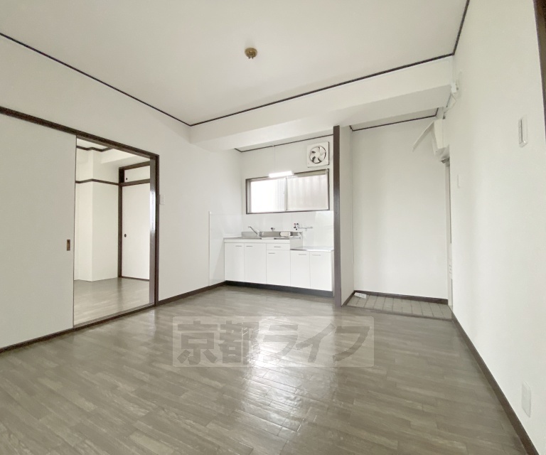 居室・リビング　角部屋、南東向きの日当たり良いお部屋です。エレベーター...