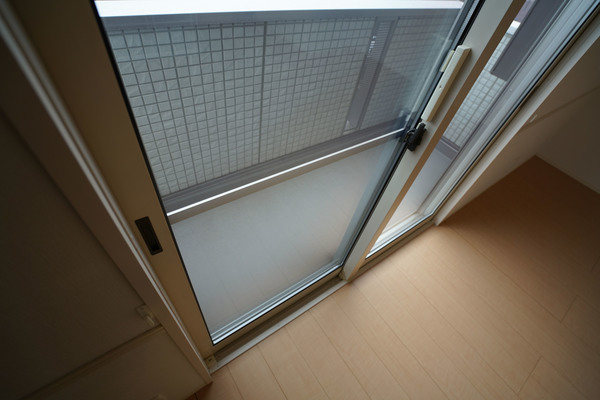 バルコニー　同じ建物の別の部屋