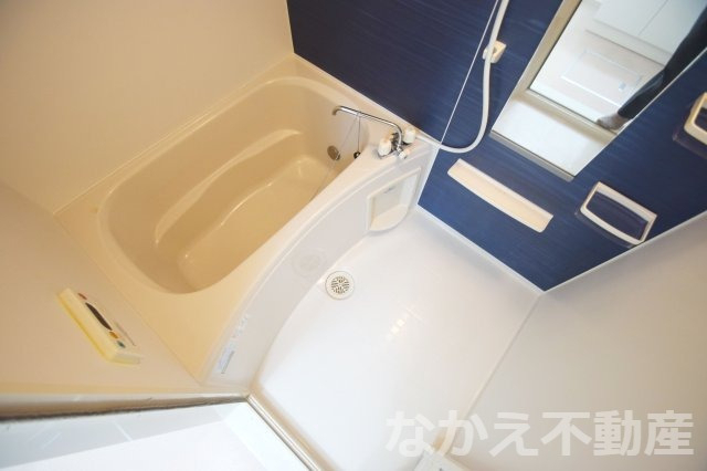 バス・シャワールーム　コンパクトで使いやすいお風呂です