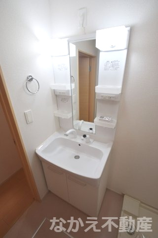 洗面設備　明るい洗面所です