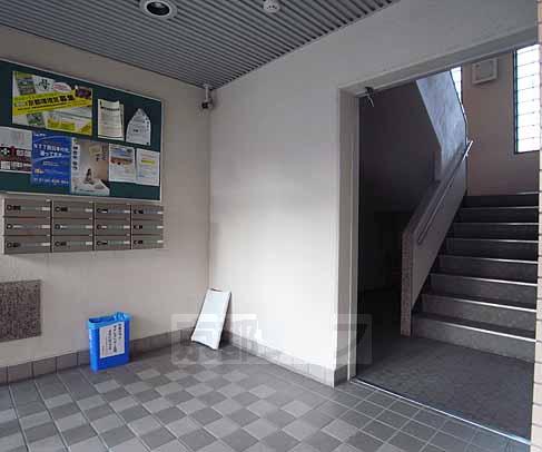 ロビー　防犯カメラで不審者を監視