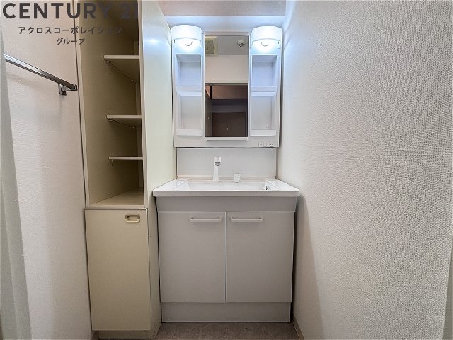 洗面設備　明るい洗面所です