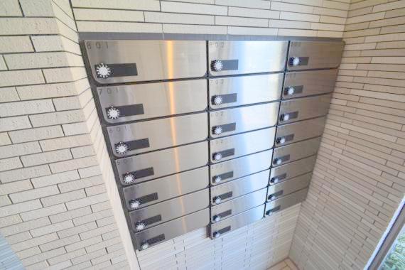 ロビー　ロビーにある各部屋毎のメールボックス。