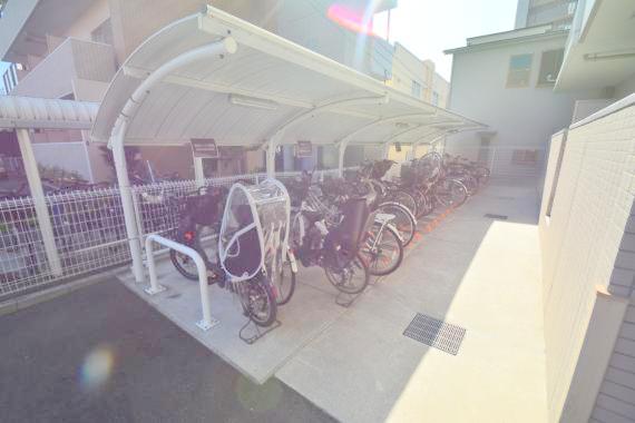 駐車場　敷地内にある駐輪場。雨の日にはうれしい屋根つきです。