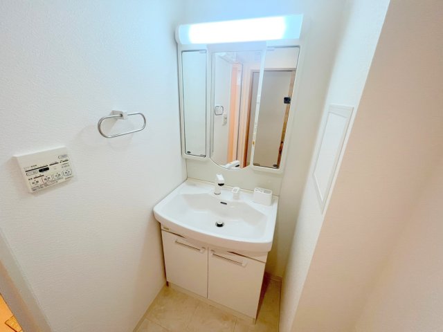 洗面設備　身支度が出来る独立洗面台です。