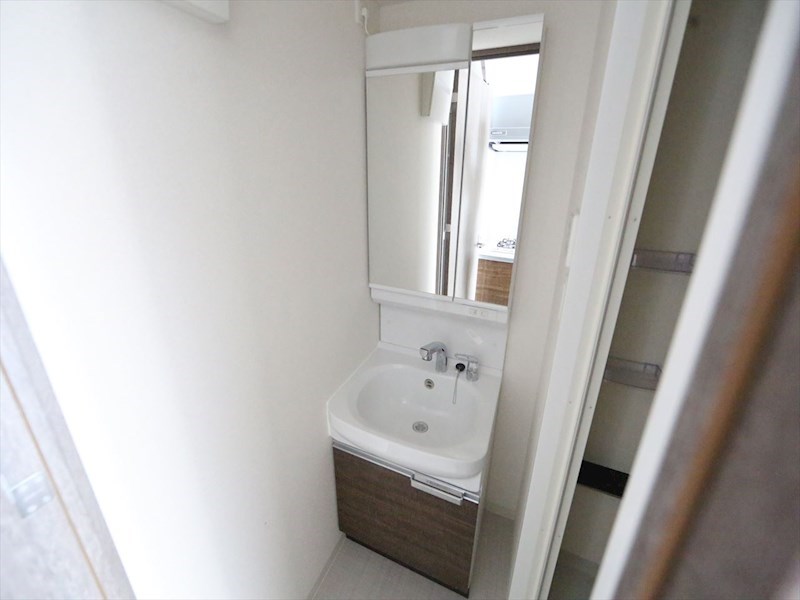 洗面設備　脱衣所　独立洗面台（シャンプードレッサー付）収納スペース有