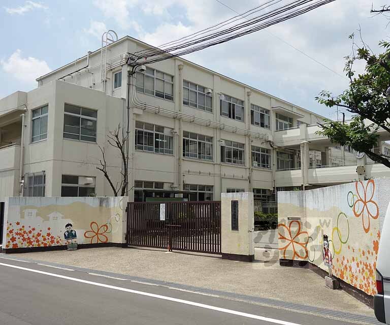 中学校　勧修中学校（中学校）まで107m