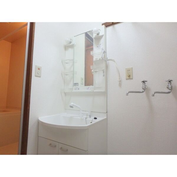 洗面設備　朝の支度にも助かる、独立の洗髪洗面化粧台