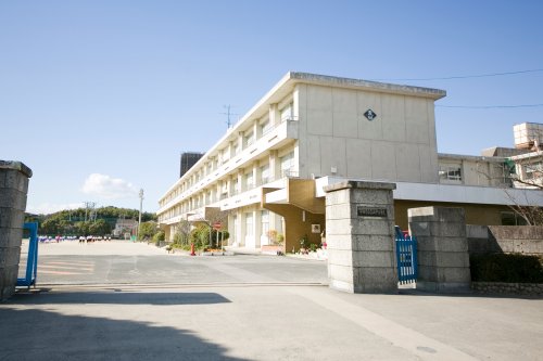 中学校　半田市立青山中学校（中学校）まで664m