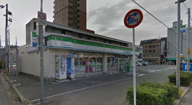 コンビニ　ファミリーマート（コンビニ）まで686m