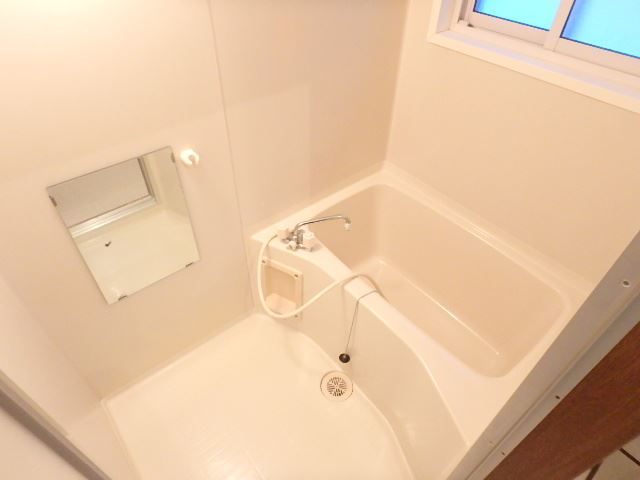 バス・シャワールーム　窓付のお風呂です