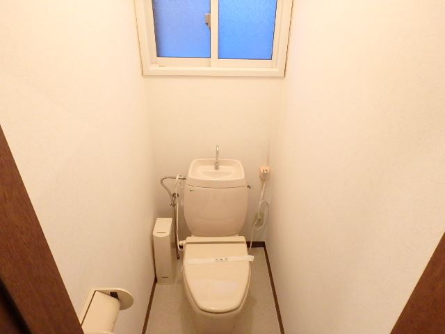 トイレ　暖房便座タイプのトイレです。