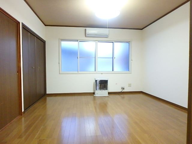 居室・リビング　冷暖房完備のお部屋です。