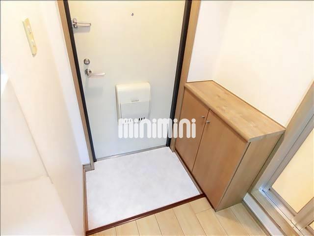 玄関　靴を収納できる下駄箱付きの玄関です。