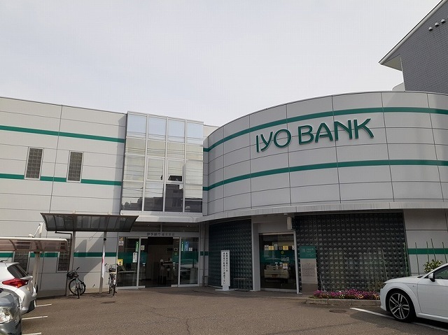 銀行　伊予銀行城北支店（銀行）まで2000m