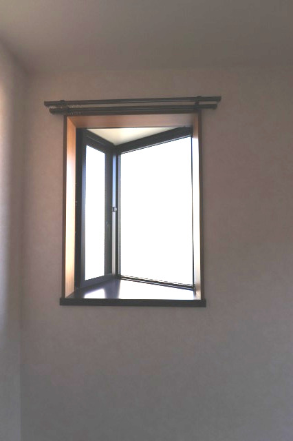 その他　小さな出窓あり物を置くスペースに便利です