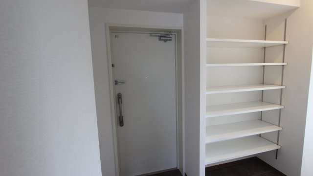 玄関　同物件別号室のものです。