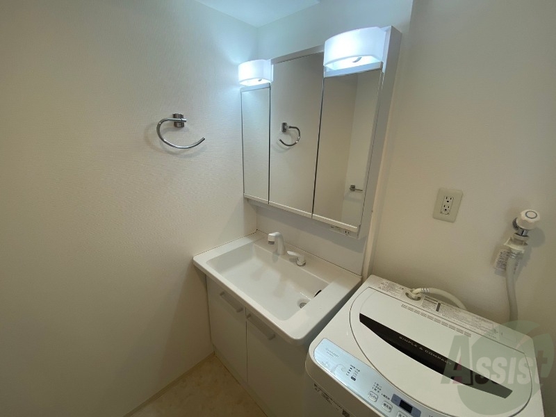 洗面設備　独立洗面台です。大きくてよいですね。シャンプーもできます。