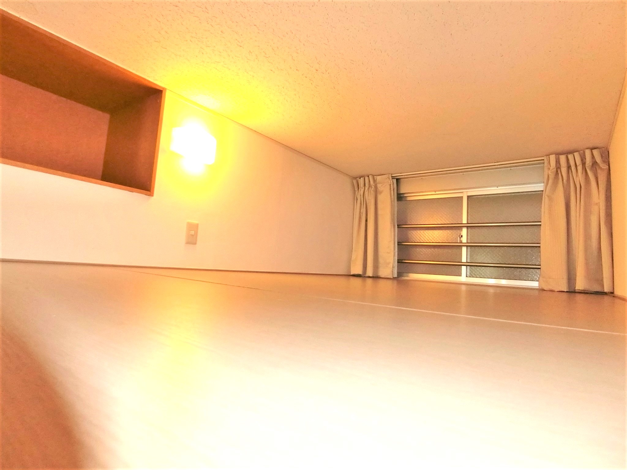 その他部屋・スペース　上部のベッドスペースにテレビ置場と窓と照明を完備です☆