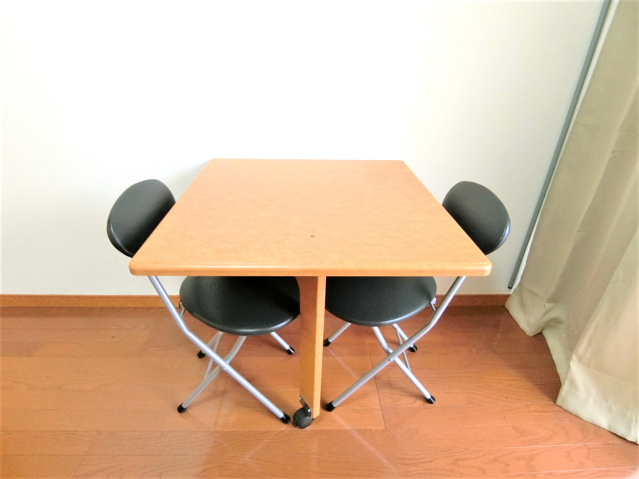 その他共有部分　折り畳み机とイス２脚が備え付けです☆