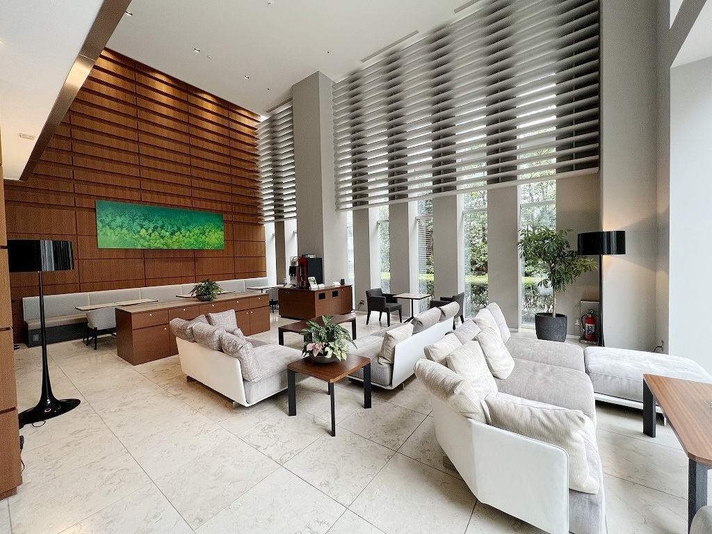 ドラックストア　スギ薬局赤坂見附南店（ドラッグストア）まで335m