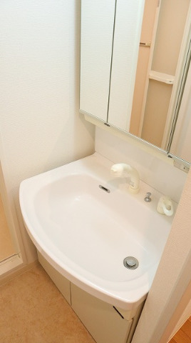 洗面設備　嬉しい独立洗面台付きです。