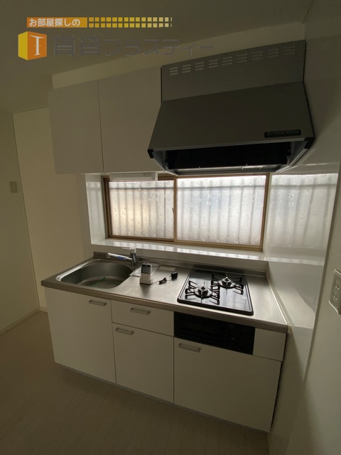 キッチン　２口コンログリル付きのシステムキッチン。