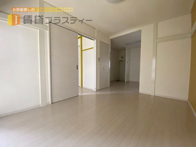 居室・リビング　シンプルなお部屋で落ち着きます。