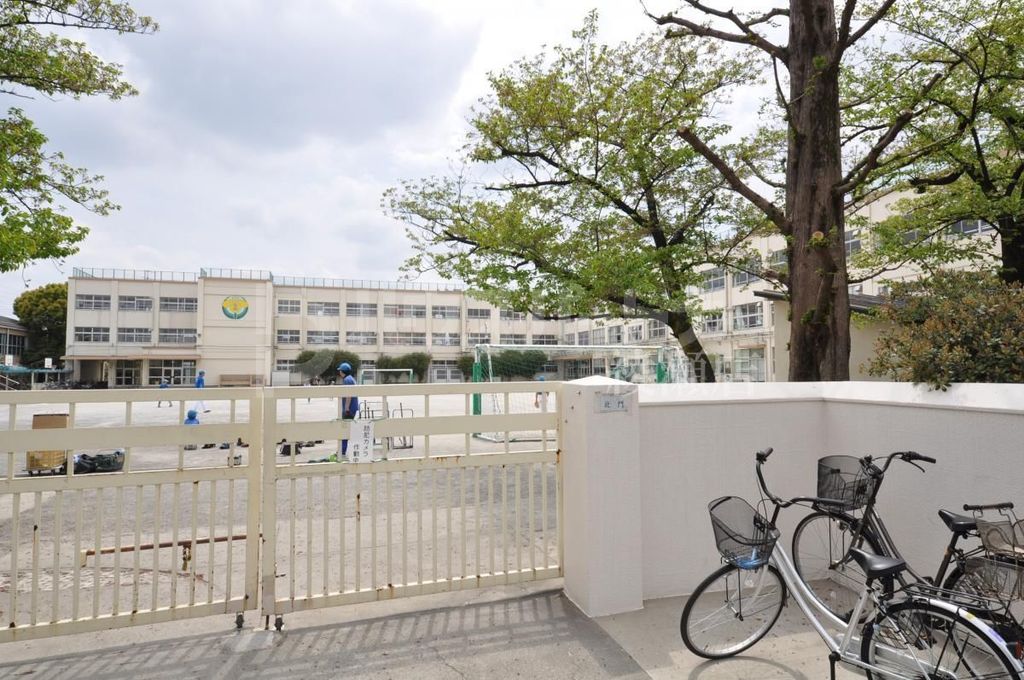 小学校　足立区立花保小学校（小学校）まで610m