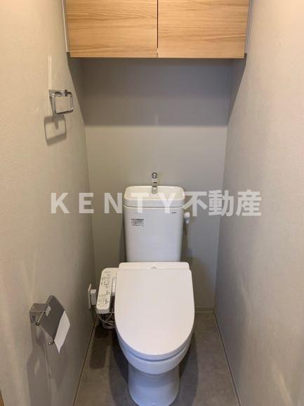 トイレ　落ち着いた色調のトイレです